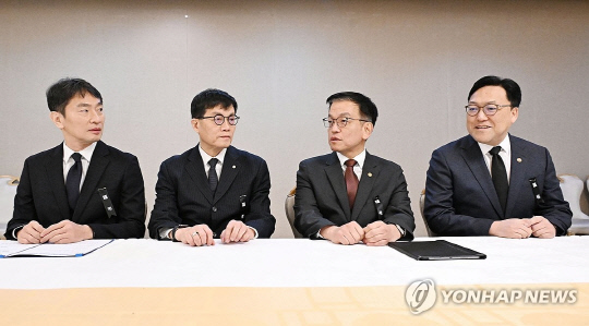 (왼쪽부터) 이복현 금융감독원장, 이창용 한국은행 총재, 최상목 대통령 권한대행 부총리 및 기획재정부 장관, 김병환 금융위원장. [연합뉴스]